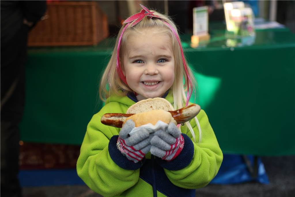 Der Weihnachtsmarkt auf dem Gelände der Freilichtbühne Werne besticht durch gemütliche und stimmungsvolle Atmosphäre sowie das große Engagement der Helferinnen und Helfer. Die gute Laune strahlt auf die Besucherinnen und Besucher ab.
