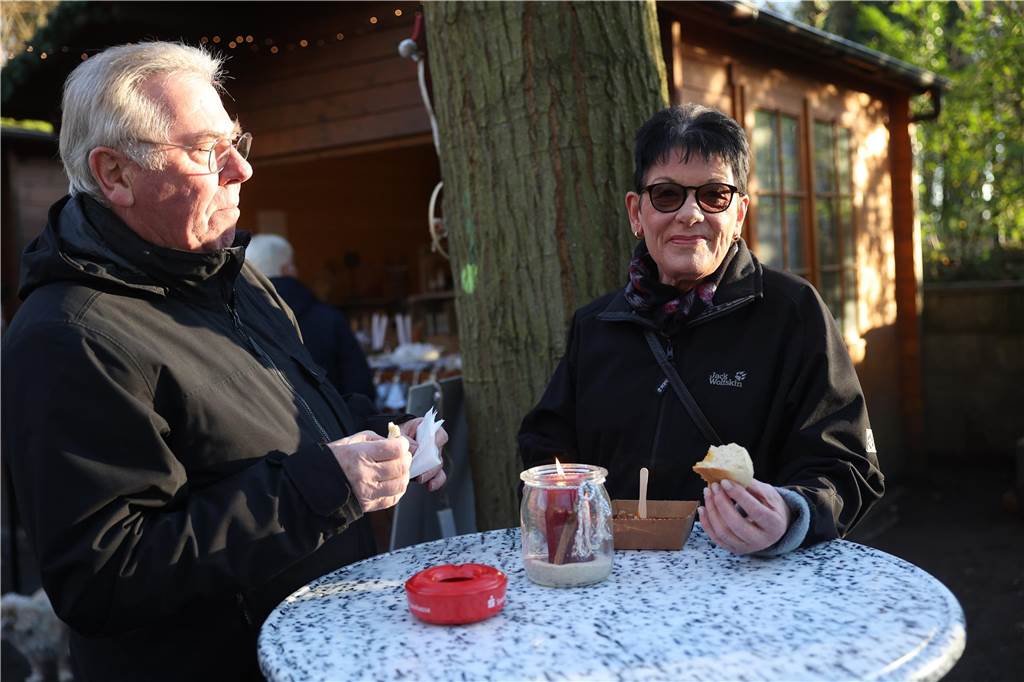Der Weihnachtsmarkt auf dem Gelände der Freilichtbühne Werne besticht durch gemütliche und stimmungsvolle Atmosphäre sowie das große Engagement der Helferinnen und Helfer. Die gute Laune strahlt auf die Besucherinnen und Besucher ab.