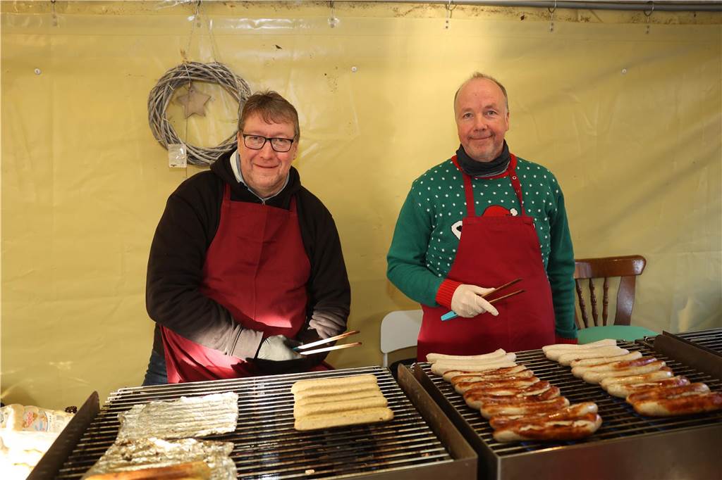 Der Weihnachtsmarkt auf dem Gelände der Freilichtbühne Werne besticht durch gemütliche und stimmungsvolle Atmosphäre sowie das große Engagement der Helferinnen und Helfer. Die gute Laune strahlt auf die Besucherinnen und Besucher ab.