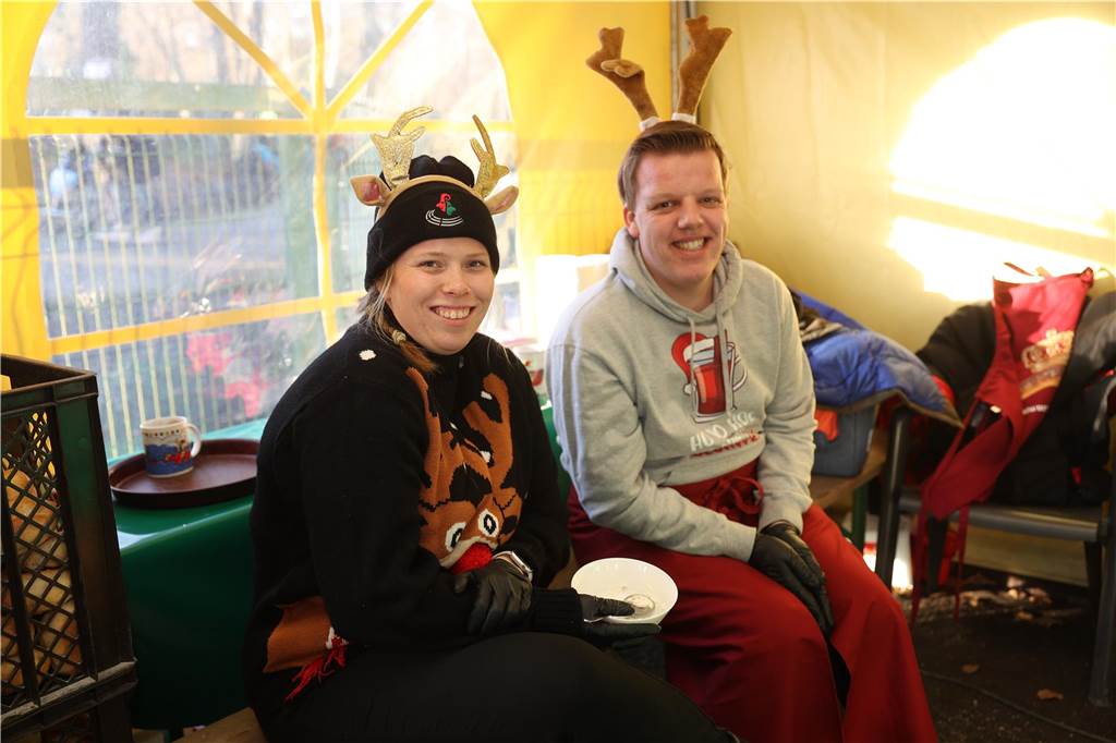 Der Weihnachtsmarkt auf dem Gelände der Freilichtbühne Werne besticht durch gemütliche und stimmungsvolle Atmosphäre sowie das große Engagement der Helferinnen und Helfer. Die gute Laune strahlt auf die Besucherinnen und Besucher ab.