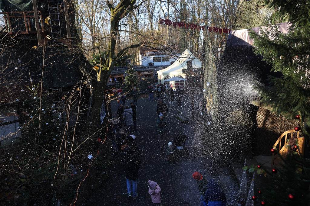 Der Weihnachtsmarkt auf dem Gelände der Freilichtbühne Werne besticht durch gemütliche und stimmungsvolle Atmosphäre sowie das große Engagement der Helferinnen und Helfer. Die gute Laune strahlt auf die Besucherinnen und Besucher ab.