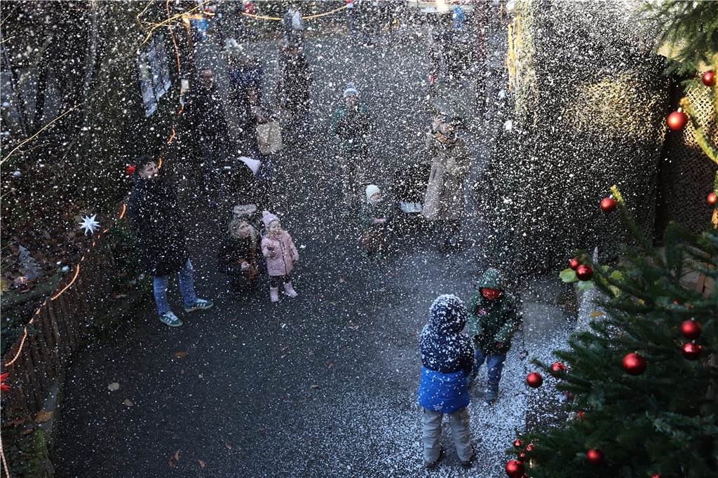 Der Weihnachtsmarkt auf dem Gelände der Freilichtbühne Werne besticht durch gemütliche und stimmungsvolle Atmosphäre sowie das große Engagement der Helferinnen und Helfer. Die gute Laune strahlt auf die Besucherinnen und Besucher ab.