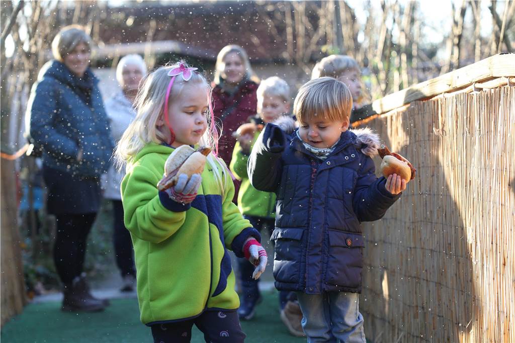 Der Weihnachtsmarkt auf dem Gelände der Freilichtbühne Werne besticht durch gemütliche und stimmungsvolle Atmosphäre sowie das große Engagement der Helferinnen und Helfer. Die gute Laune strahlt auf die Besucherinnen und Besucher ab.