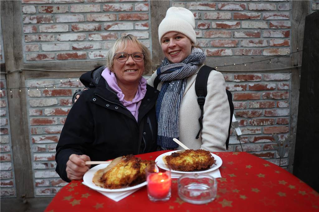 Der Weihnachtsmarkt auf dem Gelände der Freilichtbühne Werne besticht durch gemütliche und stimmungsvolle Atmosphäre sowie das große Engagement der Helferinnen und Helfer. Die gute Laune strahlt auf die Besucherinnen und Besucher ab.