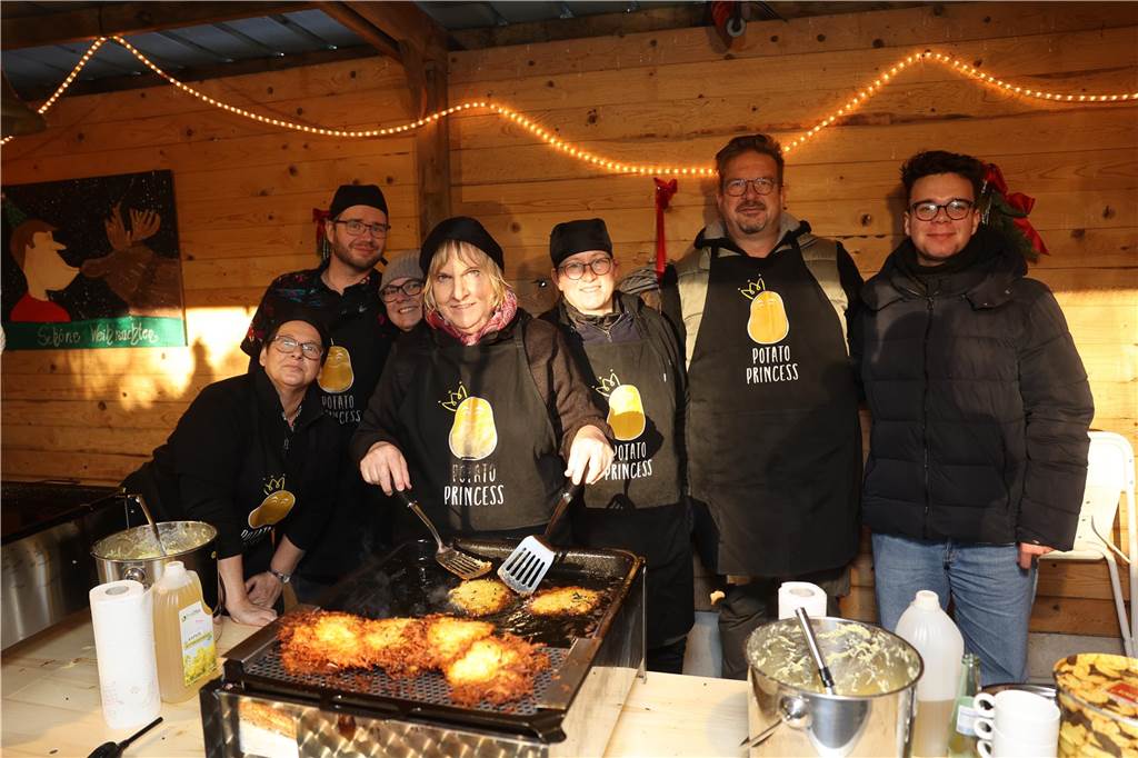 Der Weihnachtsmarkt auf dem Gelände der Freilichtbühne Werne besticht durch gemütliche und stimmungsvolle Atmosphäre sowie das große Engagement der Helferinnen und Helfer. Die gute Laune strahlt auf die Besucherinnen und Besucher ab.