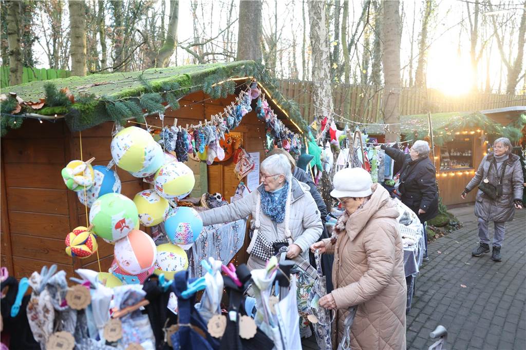 Der Weihnachtsmarkt auf dem Gelände der Freilichtbühne Werne besticht durch gemütliche und stimmungsvolle Atmosphäre sowie das große Engagement der Helferinnen und Helfer. Die gute Laune strahlt auf die Besucherinnen und Besucher ab.
