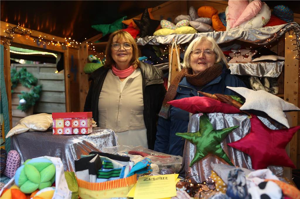 Der Weihnachtsmarkt auf dem Gelände der Freilichtbühne Werne besticht durch gemütliche und stimmungsvolle Atmosphäre sowie das große Engagement der Helferinnen und Helfer. Die gute Laune strahlt auf die Besucherinnen und Besucher ab.