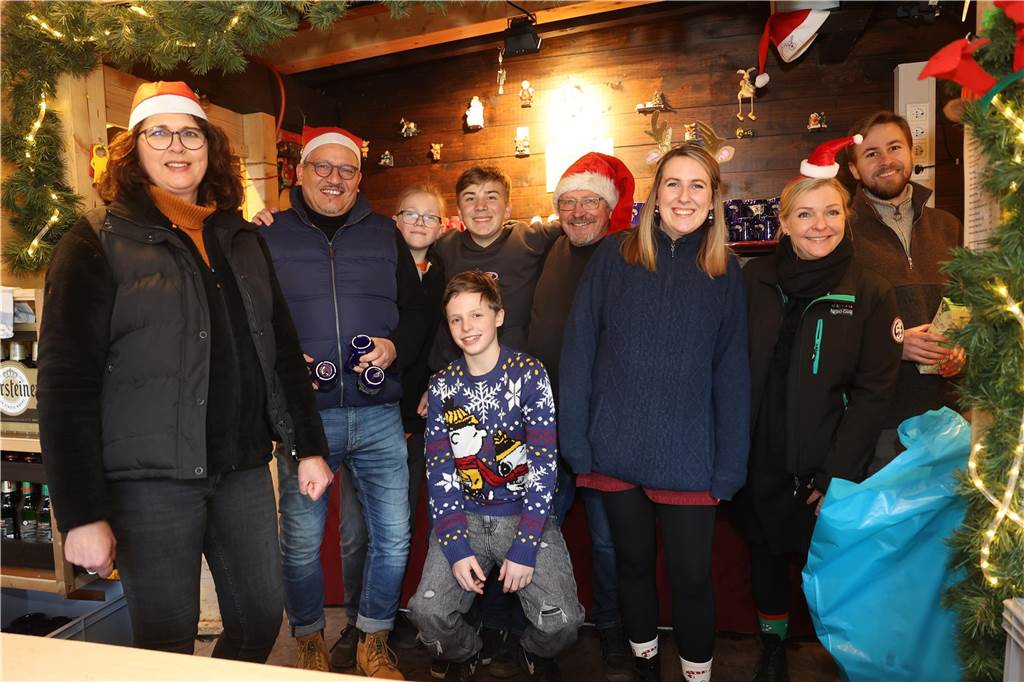Der Weihnachtsmarkt auf dem Gelände der Freilichtbühne Werne besticht durch gemütliche und stimmungsvolle Atmosphäre sowie das große Engagement der Helferinnen und Helfer. Die gute Laune strahlt auf die Besucherinnen und Besucher ab.
