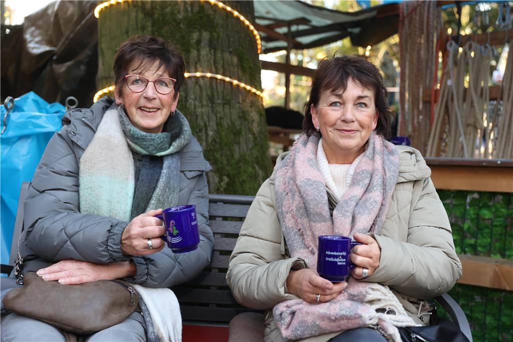 Der Weihnachtsmarkt auf dem Gelände der Freilichtbühne Werne besticht durch gemütliche und stimmungsvolle Atmosphäre sowie das große Engagement der Helferinnen und Helfer. Die gute Laune strahlt auf die Besucherinnen und Besucher ab.