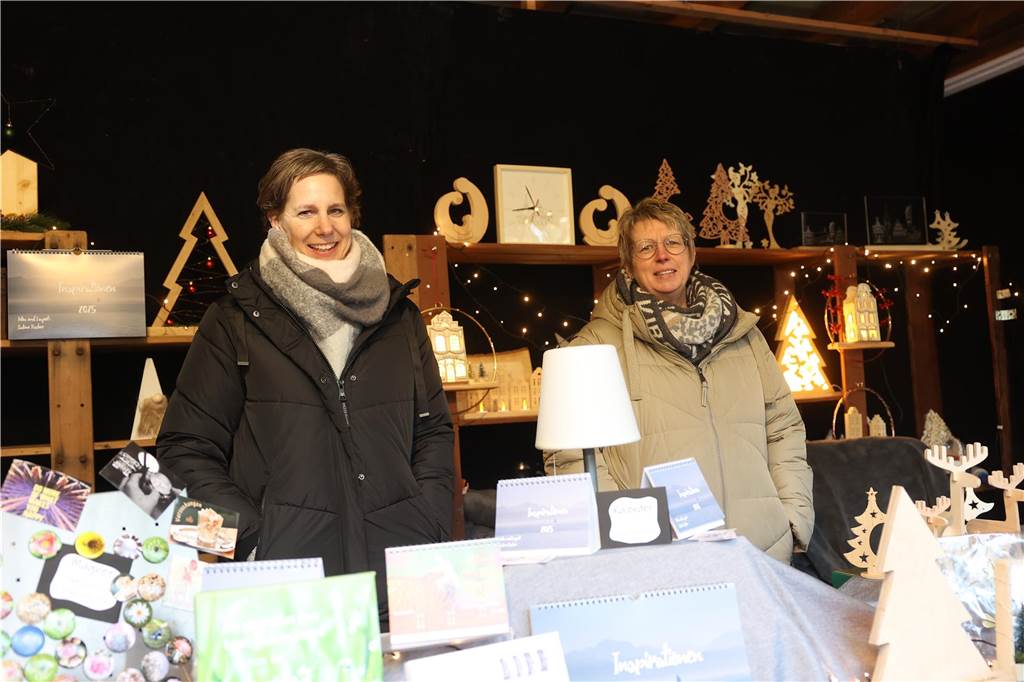 Der Weihnachtsmarkt auf dem Gelände der Freilichtbühne Werne besticht durch gemütliche und stimmungsvolle Atmosphäre sowie das große Engagement der Helferinnen und Helfer. Die gute Laune strahlt auf die Besucherinnen und Besucher ab.
