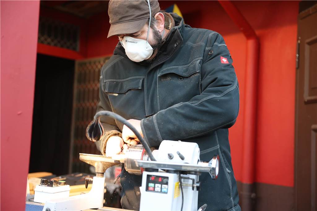 Der Weihnachtsmarkt auf dem Gelände der Freilichtbühne Werne besticht durch gemütliche und stimmungsvolle Atmosphäre sowie das große Engagement der Helferinnen und Helfer. Die gute Laune strahlt auf die Besucherinnen und Besucher ab.