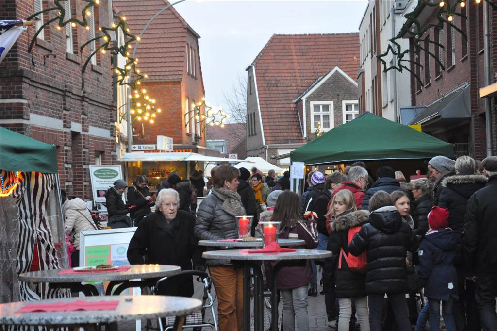 Nach Corona-Pause: Weihnachtsmarkt kehrt nach Legden zurück Der Weihnachtsmarkt fand in Legden 2017 auf der Hauptstraße statt.