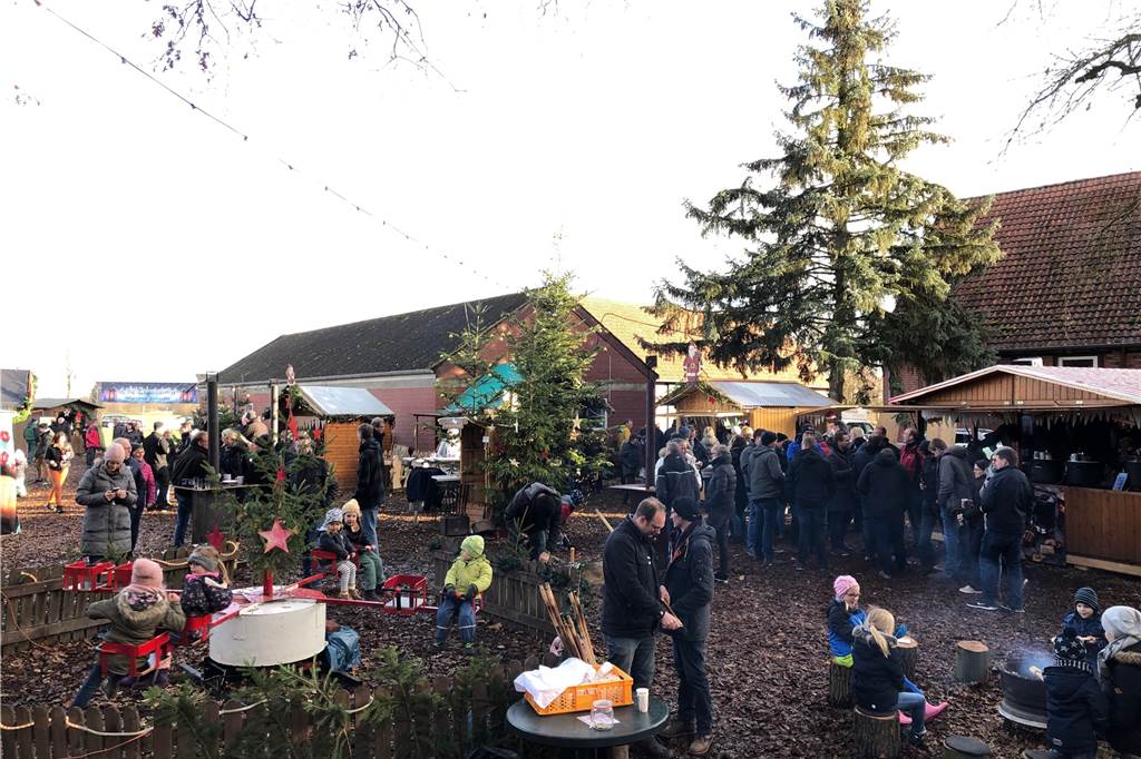 Schützenbrüder laden zu Glühwein und Baumkauf auf den Hof Lenz Der Weihnachtsmarkt der Schützenbruderschaft St. Katharina Berg und Tal in Ascheberg