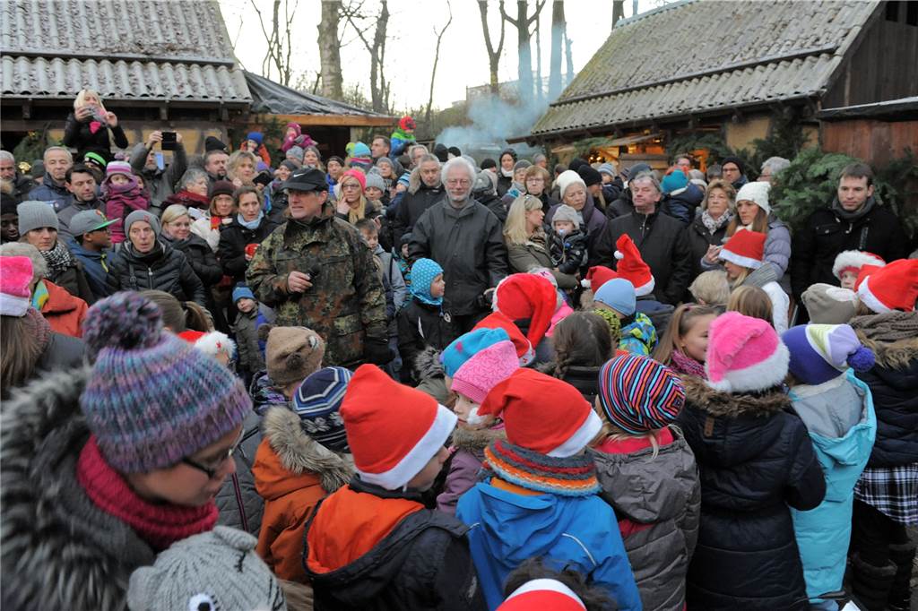 Der Weihnachtsmarkt im Spieledorf Argeste im Elsebad ist dank der Kulisse besonders stimmungsvoll.