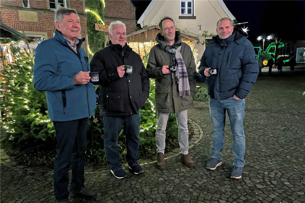 Der Weihnachtsmarkt in Ammeloe wurde am Freitag eröffnet, hier Eindrücke vom Lichterglanz und der Krippenausstellung im Kring. Am Samstag (7. Dezember) ist der Markt von 14 bis 22 Uhr und Sonntag (8. Dezember) noch von 12 bis 19 Uhr geöffnet.