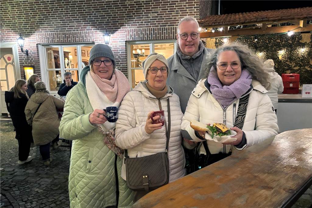 Der Weihnachtsmarkt in Ammeloe wurde am Freitag eröffnet, hier Eindrücke vom Lichterglanz und der Krippenausstellung im Kring. Am Samstag (7. Dezember) ist der Markt von 14 bis 22 Uhr und Sonntag (8. Dezember) noch von 12 bis 19 Uhr geöffnet.