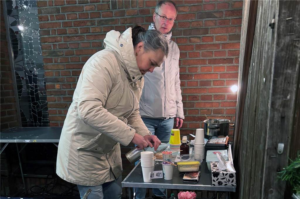 Der Weihnachtsmarkt in Ammeloe wurde am Freitag eröffnet, hier Eindrücke vom Lichterglanz und der Krippenausstellung im Kring. Am Samstag (7. Dezember) ist der Markt von 14 bis 22 Uhr und Sonntag (8. Dezember) noch von 12 bis 19 Uhr geöffnet.
