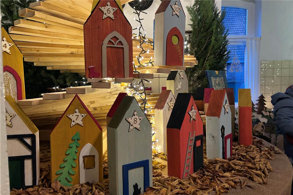 Der Weihnachtsmarkt in Ammeloe wurde am Freitag eröffnet, hier Eindrücke vom Lichterglanz und der Krippenausstellung im Kring. Am Samstag (7. Dezember) ist der Markt von 14 bis 22 Uhr und Sonntag (8. Dezember) noch von 12 bis 19 Uhr geöffnet.
