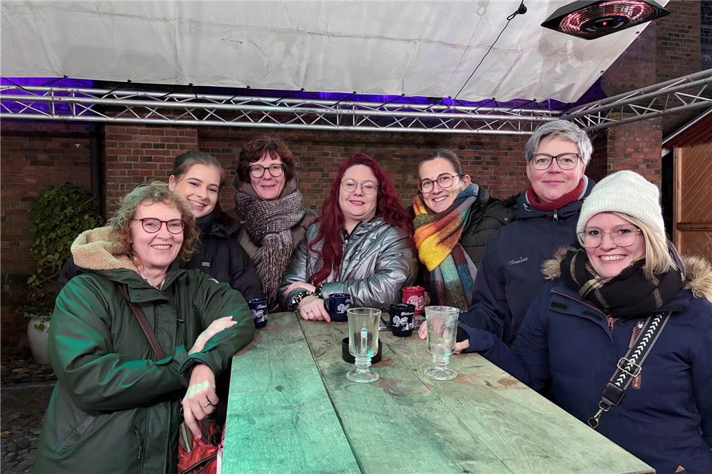 Der Weihnachtsmarkt in Ammeloe wurde am Freitag eröffnet, hier Eindrücke vom Lichterglanz und der Krippenausstellung im Kring. Am Samstag (7. Dezember) ist der Markt von 14 bis 22 Uhr und Sonntag (8. Dezember) noch von 12 bis 19 Uhr geöffnet.