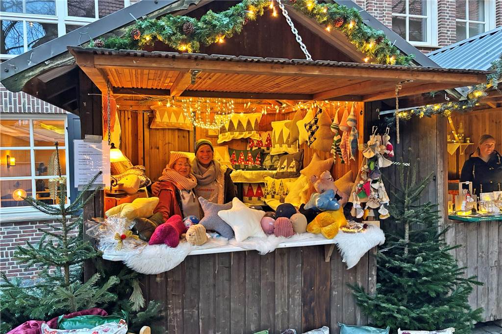 Der Weihnachtsmarkt in Ammeloe wurde am Freitag eröffnet, hier Eindrücke vom Lichterglanz und der Krippenausstellung im Kring. Am Samstag (7. Dezember) ist der Markt von 14 bis 22 Uhr und Sonntag (8. Dezember) noch von 12 bis 19 Uhr geöffnet.