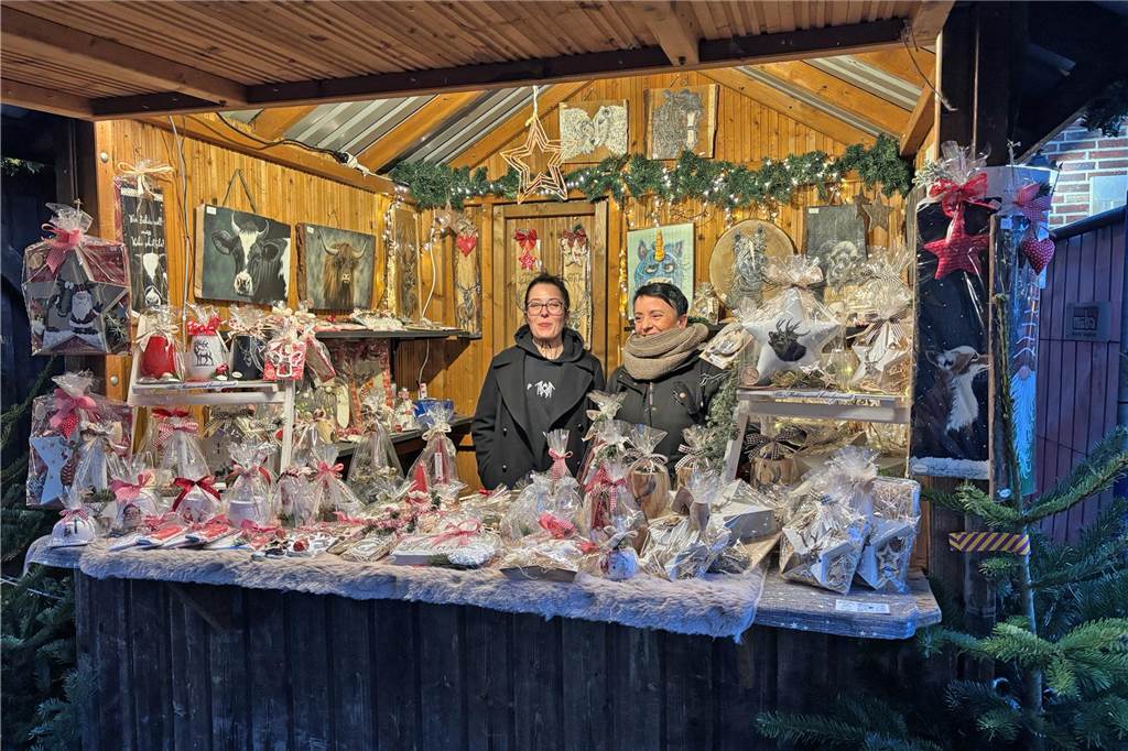 Der Weihnachtsmarkt in Ammeloe wurde am Freitag eröffnet, hier Eindrücke vom Lichterglanz und der Krippenausstellung im Kring. Am Samstag (7. Dezember) ist der Markt von 14 bis 22 Uhr und Sonntag (8. Dezember) noch von 12 bis 19 Uhr geöffnet.