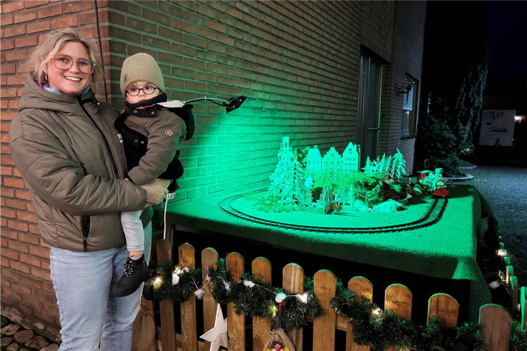 Der Weihnachtsmarkt in Ammeloe wurde am Freitag eröffnet, hier Eindrücke vom Lichterglanz und der Krippenausstellung im Kring. Am Samstag (7. Dezember) ist der Markt von 14 bis 22 Uhr und Sonntag (8. Dezember) noch von 12 bis 19 Uhr geöffnet.