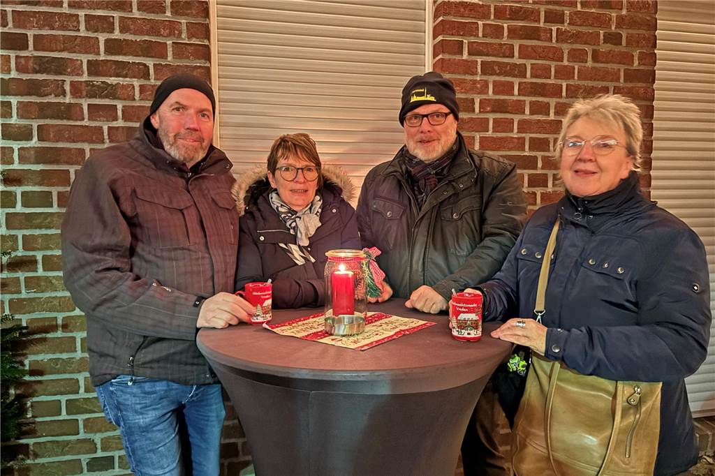 Der Weihnachtsmarkt in Ammeloe wurde am Freitag eröffnet, hier Eindrücke vom Lichterglanz und der Krippenausstellung im Kring. Am Samstag (7. Dezember) ist der Markt von 14 bis 22 Uhr und Sonntag (8. Dezember) noch von 12 bis 19 Uhr geöffnet.