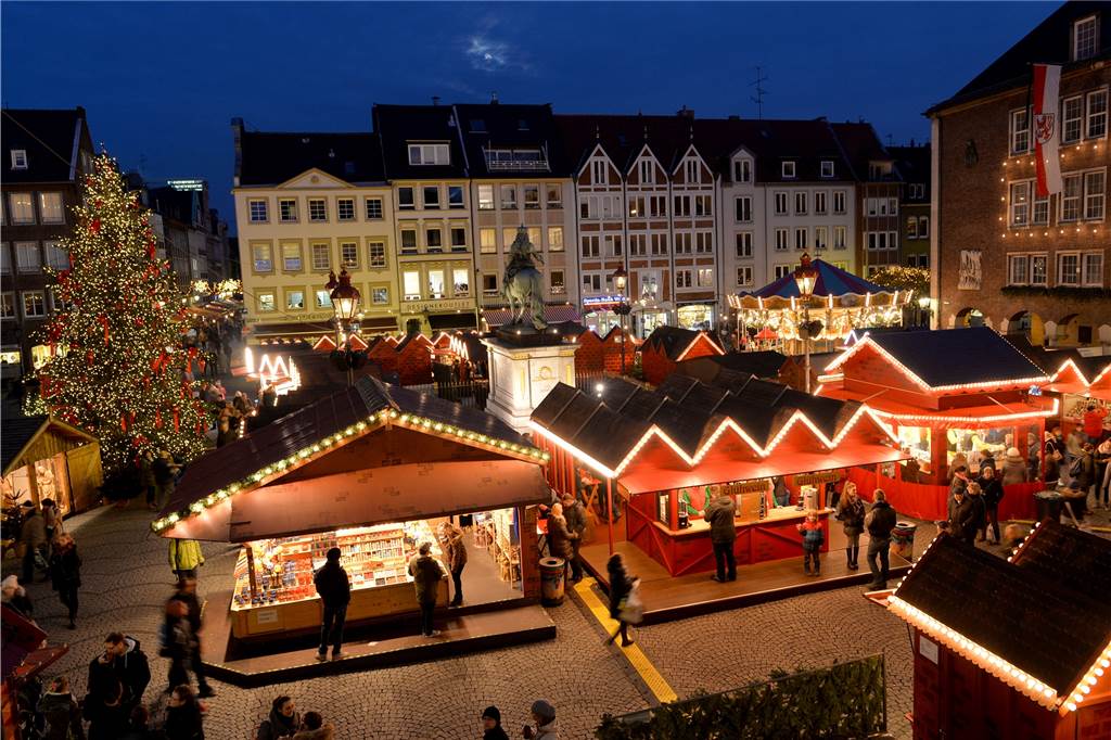 Weihnachtsmärkte NRW 2022 Besucher gehen über den Weihnachtsmarkt in Düsseldorf.