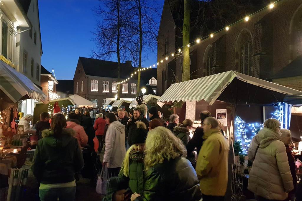 Veranstaltungen in 2024: Diese Highlights hat das Jahr noch zu bieten Menschen auf Weihnachtsmarkt