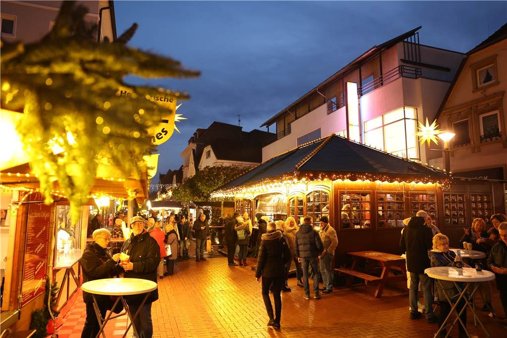 Der Weihnachtsmarkt lockt im Dezember neben den Buden in der Sternengasse mit unzähligen kleinen Events. Da wäre etwa das Fackelschwimmen, die Winterwunderwelt und die Ankunft des Nikolaus mit dem Schiff auf der Lippe.