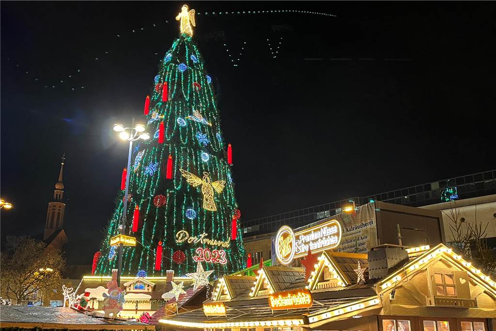 Angereiste Besucher vermissen Musik auf Dortmunder Weihnachtsmarkt Bild vom Weihnachtsmarkt Dortmund inklusive großem Baum.