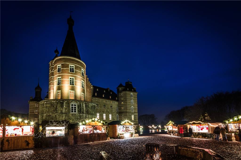 Der Weihnachtsmarkt vor der beeindruckenden Kulisse von Schloss Merode ist etwas Besonderes.