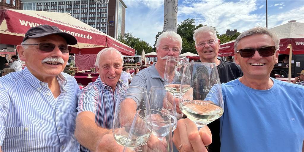 Re-Live: Dortmunds größte Weinbar eröffnet auf dem Friedensplatz Der Weinsommer Dortmund ist auf dem Hansaplatz eröffnet. Diese Herren gehörten zu den ersten Gästen.