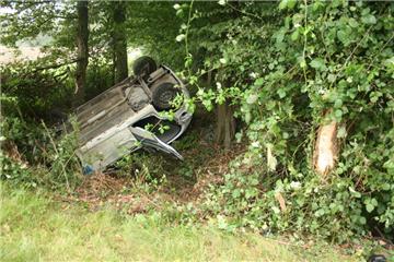 Der weiße Kleinwagen fuhr erst in einen Graben, dann gegen einen Baum, überschlug sich und blieb am Ende auf dem Dach liegen.