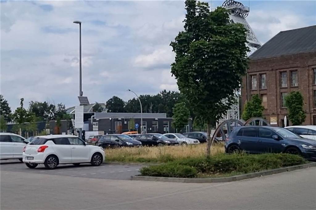 Strafen auf Aldi-Parkplatz: Weniger Schilder sorgen für mehr Klarheit! Ein weißer Wagen steht auf einem Parkplatz.