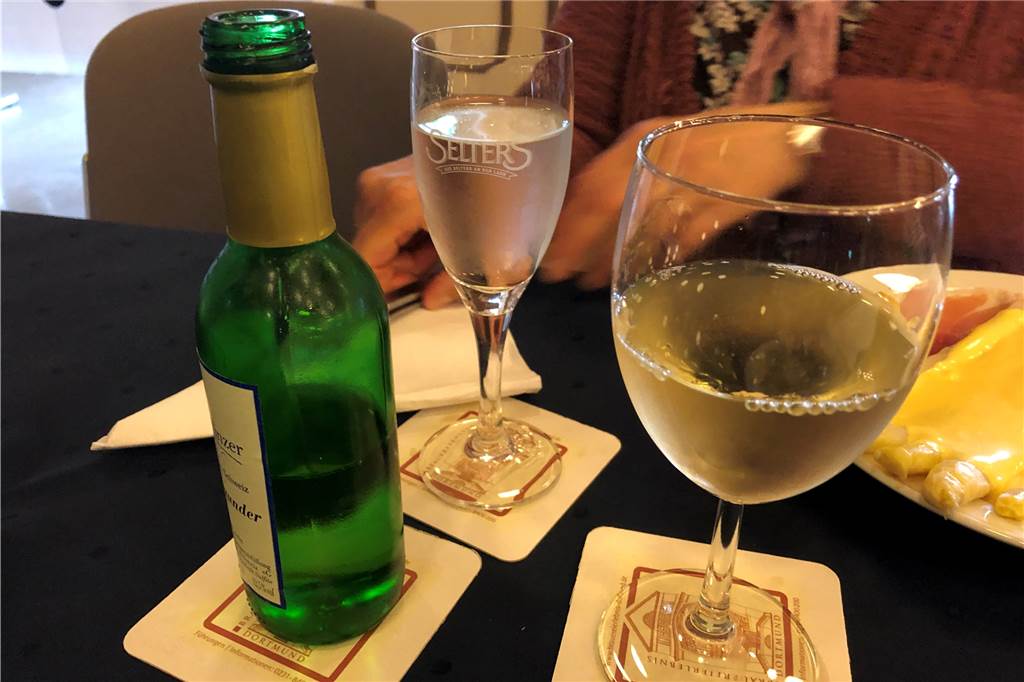 Stadthallen-Gastronomie Olfen: Sattmacher im Stil eines vollen Hotel-Restaurants Der Weißwein, ein 2016er Grauburgunder aus der Rheinhessischen Schweiz, war kühl, leicht mit einer leicht säuerlichen Note. Passend zu den Spargelgerichten also.