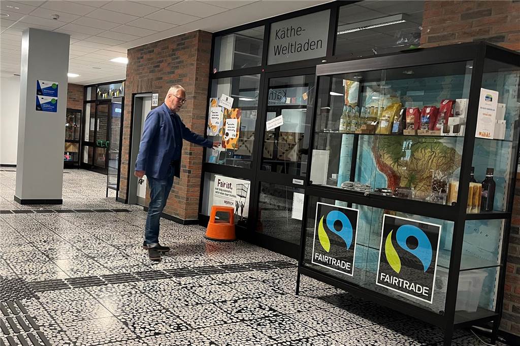 Reinhold Bauhus erklärt den neuen Campus Süd Der Weltladen ist ein wichtiges Standbein der Schule.