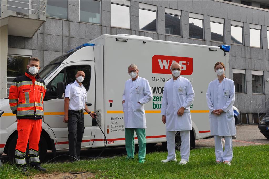 Elektro-Rettungswagen im Notfalleinsatz: Lünen macht den Test Der weltweit erste E-Rettungswagen wird in Lünen für eine Machbarkeitsstudie getestet. Das unterstützen Chefarzt Prof Christian Perings (M.), Oberarzt Eduard Mathejka (2.v.r.), Oberärztin Dr. Birthe Stern, Oberarzt Dr. Bence Pap (l.) und Tim Kewitz, Rettungsdienst Lünen.