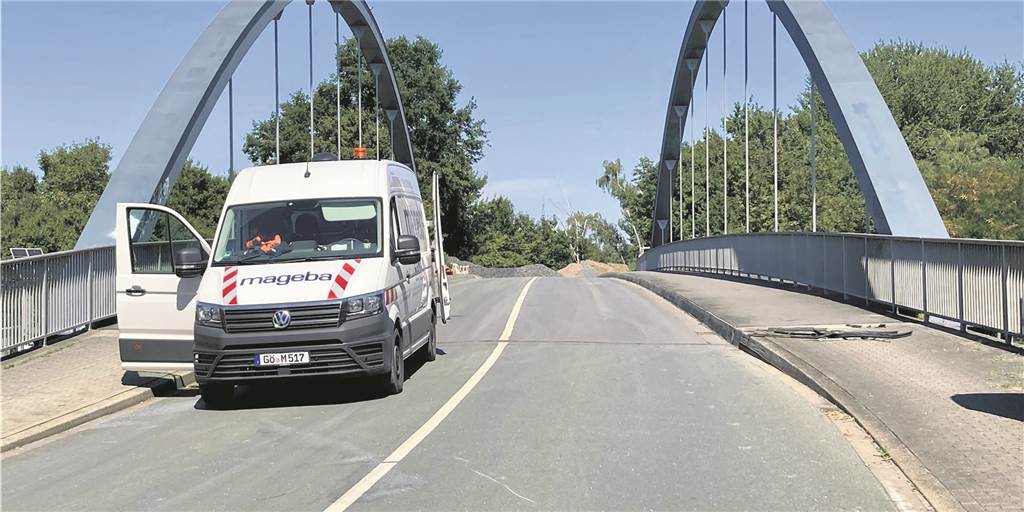 Kanalbehörde hält Wort: Reparatur der Borker-Straßen-Brücke in Waltrop startet Ein VW-Werkstattwagen steht auf der gesperrten Borker Brücke.