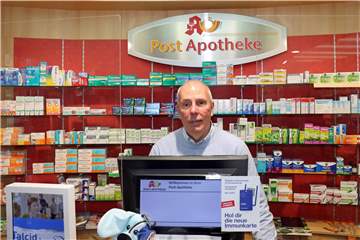 Ein Mann in einer Apotheke