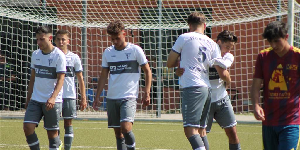 Doppelpacker des Werner SC fertigen den Kamener SC ab Der Werner SC feiert das Tor von Jussef Saado und der Kamener SC - hier Thorsten Hahn (r.) - schaut in die Röhre.