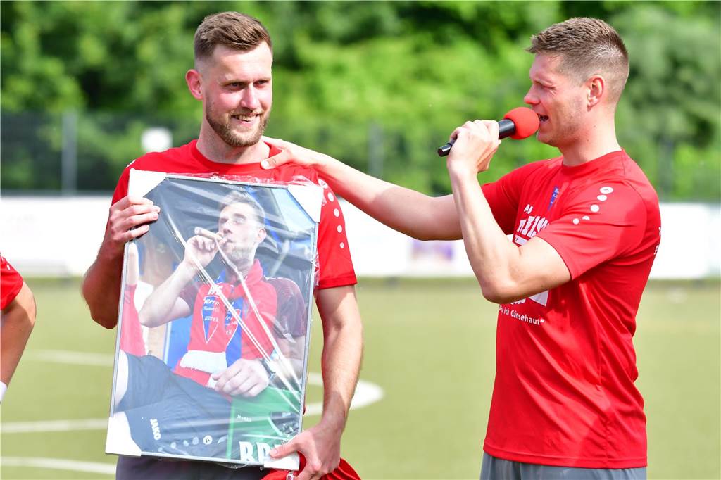 Der Werner SC feiert die Meisterschaft in der Bezirksliga 7 und den damit verbundenen Aufstieg in die Landesliga.