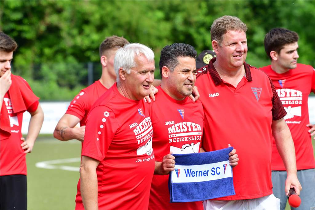 Der Werner SC feiert die Meisterschaft in der Bezirksliga 7 und den damit verbundenen Aufstieg in die Landesliga.