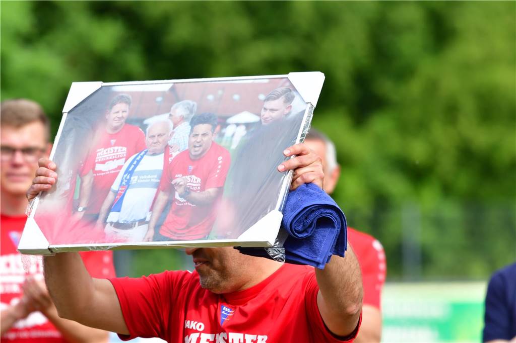 Der Werner SC feiert die Meisterschaft in der Bezirksliga 7 und den damit verbundenen Aufstieg in die Landesliga.