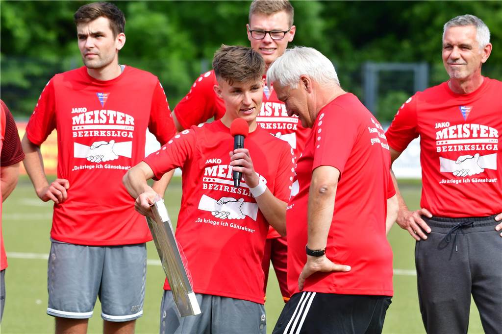 Der Werner SC feiert die Meisterschaft in der Bezirksliga 7 und den damit verbundenen Aufstieg in die Landesliga.