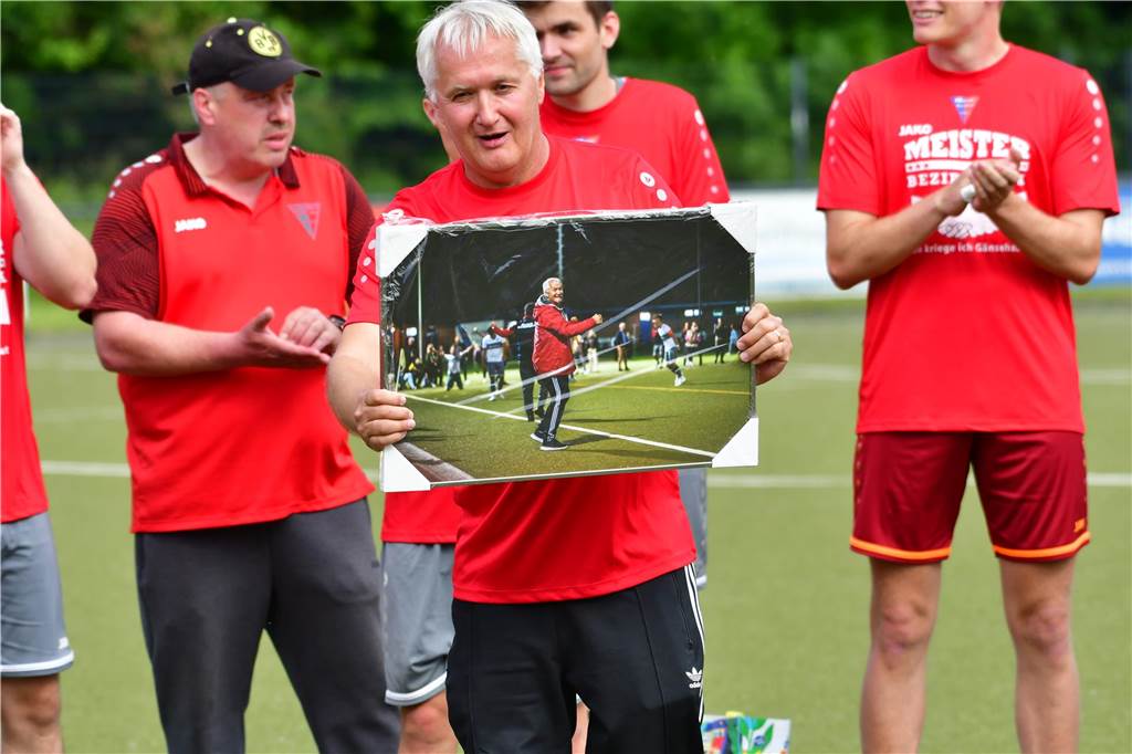 Der Werner SC feiert die Meisterschaft in der Bezirksliga 7 und den damit verbundenen Aufstieg in die Landesliga.