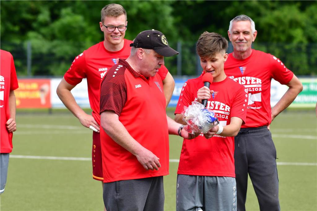 Der Werner SC feiert die Meisterschaft in der Bezirksliga 7 und den damit verbundenen Aufstieg in die Landesliga.