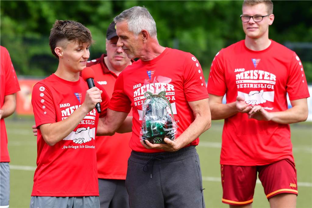 Der Werner SC feiert die Meisterschaft in der Bezirksliga 7 und den damit verbundenen Aufstieg in die Landesliga.