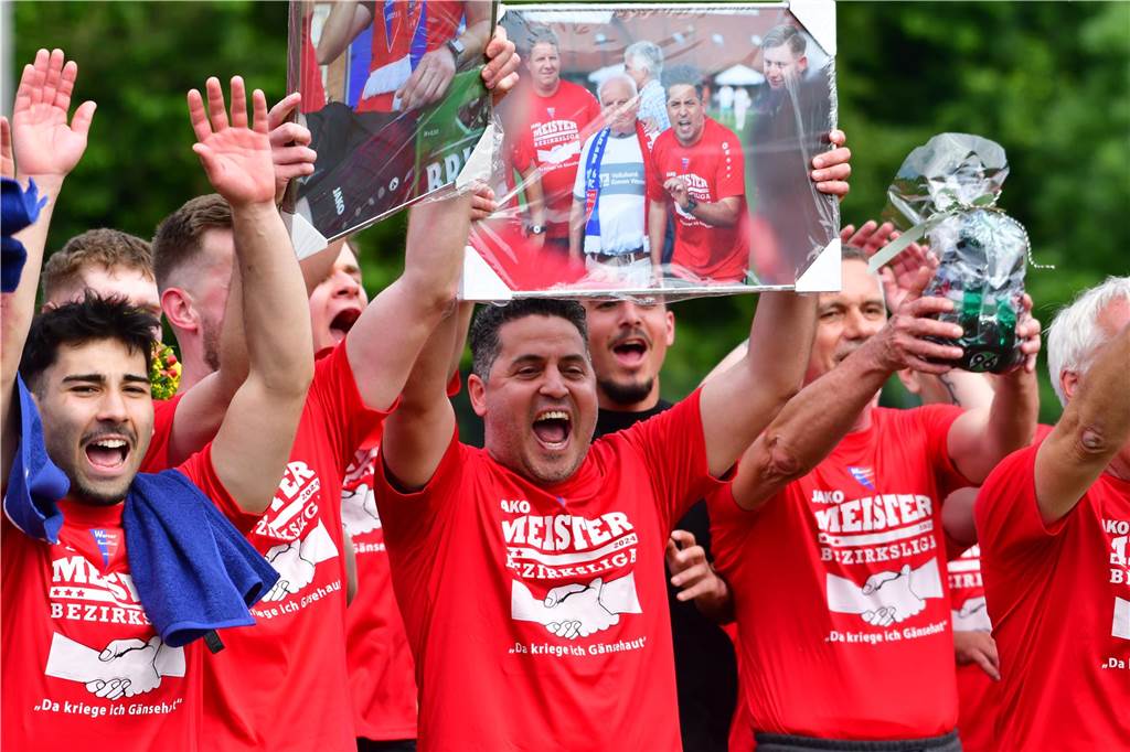 Der Werner SC feiert die Meisterschaft in der Bezirksliga 7 und den damit verbundenen Aufstieg in die Landesliga.