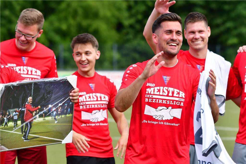 Der Werner SC feiert die Meisterschaft in der Bezirksliga 7 und den damit verbundenen Aufstieg in die Landesliga.